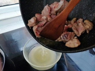 3、节气美食―霜降酱焖鸭,将多余的油倒出，留点底油