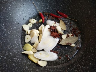 4、节气美食―霜降酱焖鸭,放入葱、姜、蒜、八角、花椒、香叶、干辣椒炒香