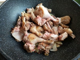 5、节气美食―霜降酱焖鸭,放入鸭肉翻炒