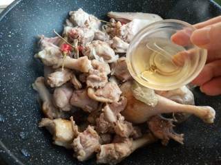 6、节气美食―霜降酱焖鸭,倒入料酒翻炒一会儿