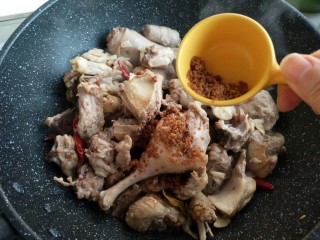 7、节气美食―霜降酱焖鸭,放入红糖