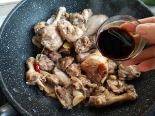 8、节气美食―霜降酱焖鸭,加入生抽，继续翻炒