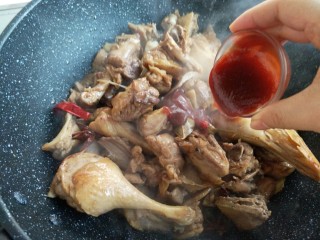 9、节气美食―霜降酱焖鸭,加入海鲜酱炒匀