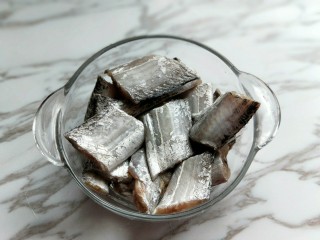 1、年夜饭&酸甜口味-糖醋带鱼,首先将带鱼去内脏，洗干净，放入器具中。(我买带鱼时请店员帮忙剪的）