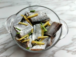 2、年夜饭&酸甜口味-糖醋带鱼,葱姜去皮切丝放入器具中。