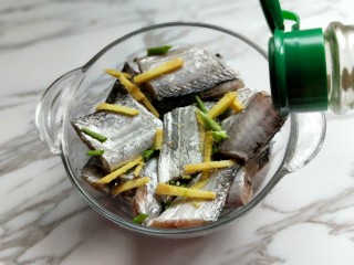 3、年夜饭&酸甜口味-糖醋带鱼,加入胡椒粉。