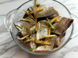 4、年夜饭&酸甜口味-糖醋带鱼,在加入料酒。