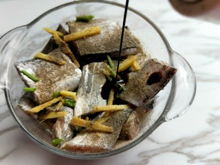 5、年夜饭&酸甜口味-糖醋带鱼,加入生抽，滴几滴老抽。