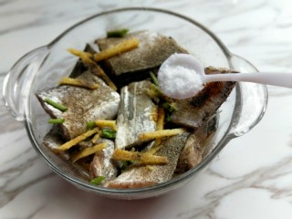 6、年夜饭&酸甜口味-糖醋带鱼,加入盐。