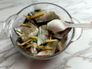 7、年夜饭&酸甜口味-糖醋带鱼,加入白砂糖。