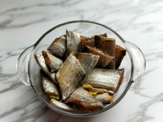 8、年夜饭&酸甜口味-糖醋带鱼,拌均匀，腌制2小时。