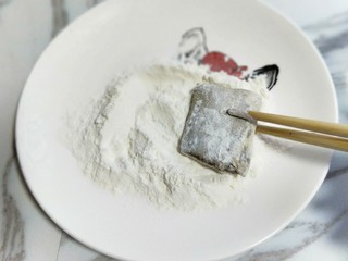 9、年夜饭&酸甜口味-糖醋带鱼,腌制好的带鱼，用筷子夹着沾满面粉。