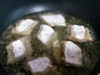 10、年夜饭&酸甜口味-糖醋带鱼,依次沾好面粉，起油锅，油温6成时加入沾满面粉的带鱼，中小火炸。炸至金黄夹出即可。