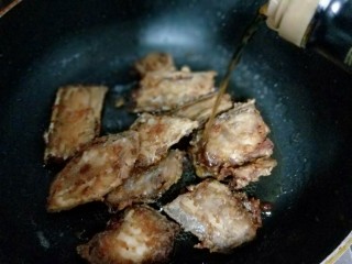 11、年夜饭&酸甜口味-糖醋带鱼,再次起油锅，加入炸好的带鱼，再加入醋。
