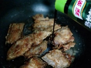 12、年夜饭&酸甜口味-糖醋带鱼,加入热炒鲜露。