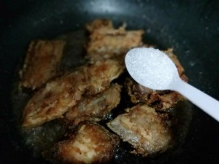 13、年夜饭&酸甜口味-糖醋带鱼,加入白砂糖。
