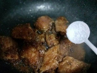 14、年夜饭&酸甜口味-糖醋带鱼,根据个人口味再加入盐。