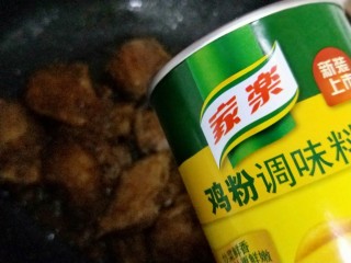 15、年夜饭&酸甜口味-糖醋带鱼,最后关火，加入鸡粉，借助余温轻轻翻炒