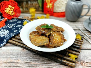 16、年夜饭&酸甜口味-糖醋带鱼,盛出装盘，撒上白芝麻。油炸过后再做糖醋，这样带鱼不容易碎。春节餐桌上必备的一道菜。