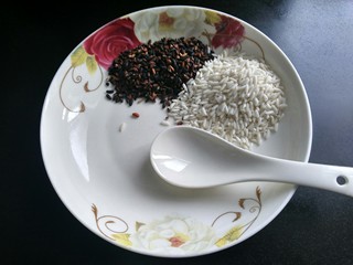 3、养气补血八宝粥,白糯米三勺。