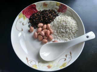 4、养气补血八宝粥,花生一勺。