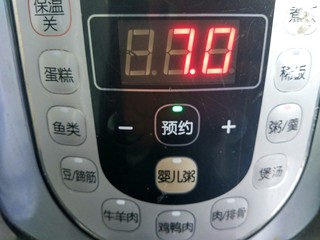 11、养气补血八宝粥,按煮粥键，我是晚上洗米，11点钟开始预约，早上六点开始煮粥，七点起来粥已经好了。