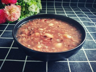 13、养气补血八宝粥,粥好了，加入冰糖，可以美美的享用了，寒冷的冬天，喝上一碗营养丰富的八宝粥，热乎乎的。