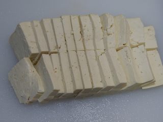 1、家庭简易版—酱烧辣豆腐,豆腐切成薄一点的块