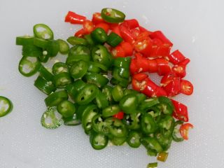 2、家庭简易版—酱烧辣豆腐,青红小辣椒切成小圈