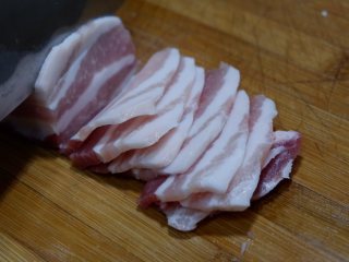 3、家庭简易版—酱烧辣豆腐, 五花肉切薄片