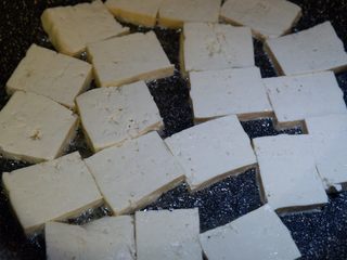 4、家庭简易版—酱烧辣豆腐,平底锅放少许油，放入豆腐