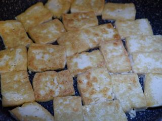 5、家庭简易版—酱烧辣豆腐,将豆腐煎制双面金黄，捞出备用