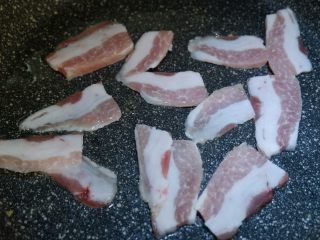 6、家庭简易版—酱烧辣豆腐,锅内留底油，先将五花肉炒出油