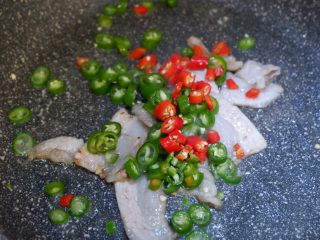 7、家庭简易版—酱烧辣豆腐,在加入青红辣椒炒出辣味