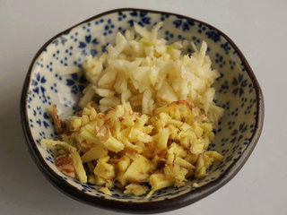 8、烧白,老姜、大蒜切碎