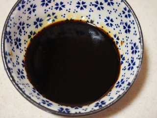 11、烧白,将生抽、老抽、白糖倒入碗内做成调味汁