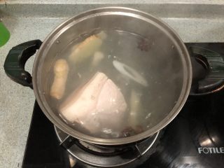 1、老北京春饼,选用猪后臀尖肉，提前12小时，煮白肉！凉水下锅，放葱，姜，大料，大火水开，撇去浮沫后盖盖儿关小火煮2小时！中间翻动一下，以防干锅，如果水少了，可以加一些开水！切忌不要加凉水！