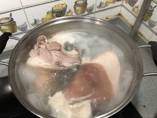2、老北京春饼,猪前肘，也需要提前12小时酱好！凉水下锅，撇去浮沫，20分钟后出锅清理皮毛！