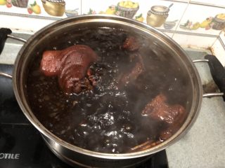 3、老北京春饼,我用的我家祖传秘方的16年老汤，直接下锅炖制4小时！然后在老汤汁里泡上10小时左右！拿出来放进冰箱冷藏，定形处理！注：如果需要知道酱肘子如何炖制！可以百度搜索：酱肘子！^ _ ^