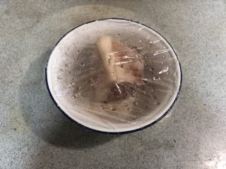 4、老北京春饼,白肉炖好封存放入冰箱冷藏，做定形处理！