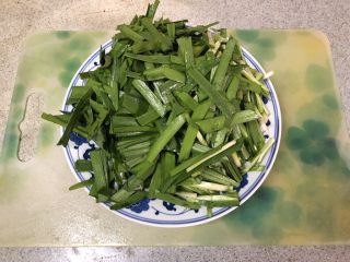 5、老北京春饼,第二天韭菜切段备用！