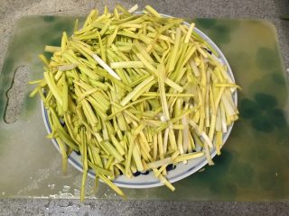 6、老北京春饼,韭黄切段备用！