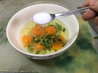7、老北京春饼,鸡蛋加葱花和盐，打散备用