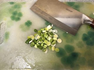 8、老北京春饼,青蒜切小段备用