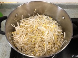 11、老北京春饼,绿豆芽洗好后，下锅焯熟，沥干水分备用！