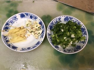 9、老北京春饼,葱切末蒜切片，姜切丝