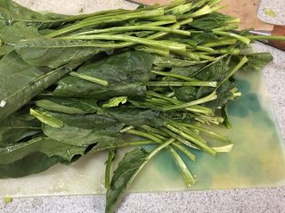 10、老北京春饼,菠菜切段备用！