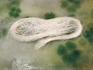 12、老北京春饼,粉丝泡热水中备用