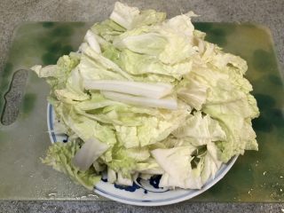 13、老北京春饼,白菜切小条儿，非常重要一点，一定要切竖条！