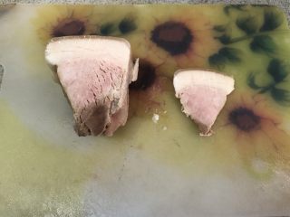 14、老北京春饼,定形好的白肉切小条！